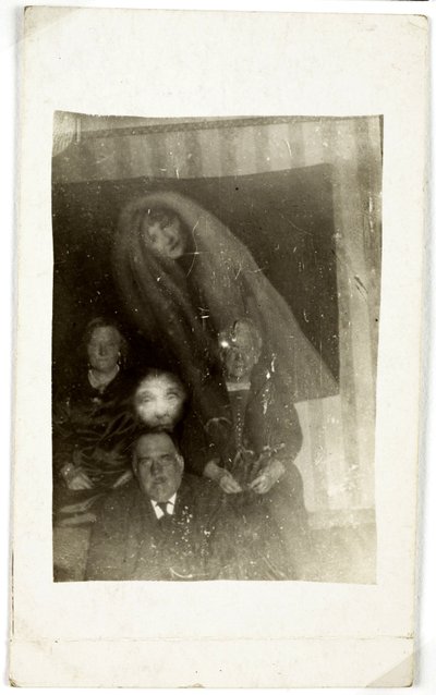 Paranormal fenomen: üç yaşlı insanın portresi, arkalarında görünen bir kadının ruhu, 1920 dolaylarında Fotoğraf William Hope (1863-1933) by Frederick (attr. to) Barnard