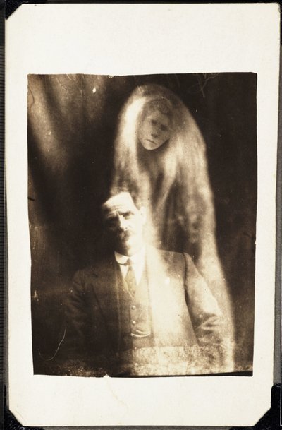 Paranormal fenomen: Bir adamın portresi ve arkasında görünen karısının ruhu, 1920 dolaylarında Fotoğraf William Hope (1863-1933) by Frederick (attr. to) Barnard