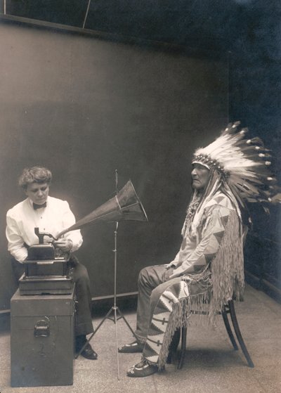 Piegan Indian, Dağ Şefi, Etnolog Frances Densmore ile bir Kaydı dinliyor by . .