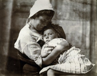 1900-1905 dolaylarında bir anne ve kızının portresi by Frederick (attr. to) Barnard
