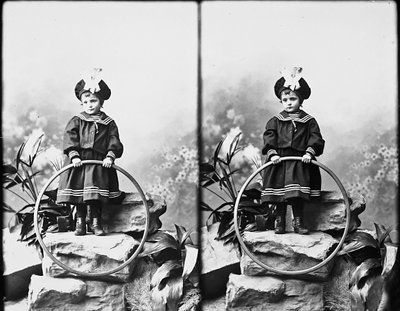 Denizci kıyafeti giymiş kızın portresi, stereoskopik fotoğraf by Henry Charles Fehr