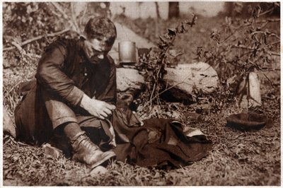 Giysilerini taklit eden serseri. 1929 (baskı) by . .