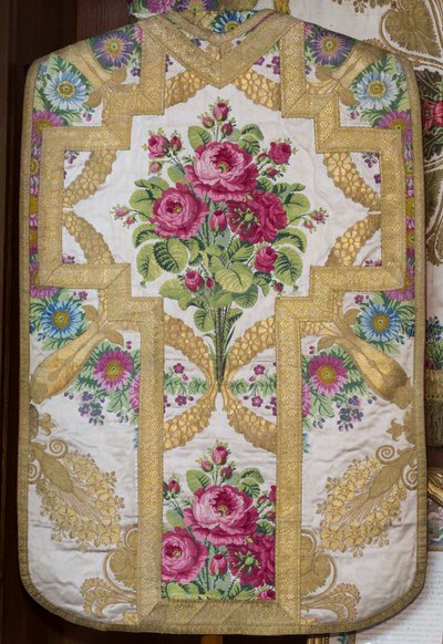 Louis-Philippe 1810 tarafından sunulan bir ayin topluluğunun chasuble (altınla işlemeli ipek) by . .