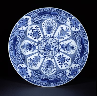 Mavi ve beyaz tabak, Kangxi dönemi, c.1700 (porselen) by Chinese School