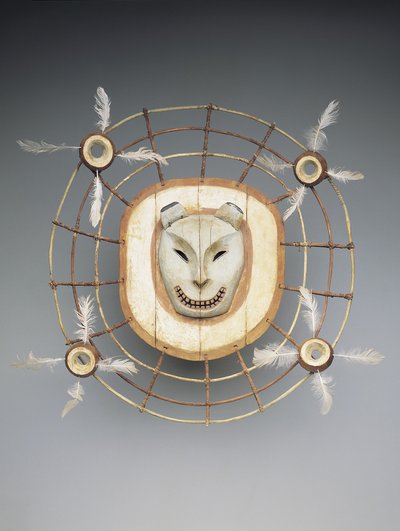 19. yüzyılın sonlarında bir ayı ruhunu tasvir eden maske (ahşap, boya, lif, bağırsak kordonu) by culture Yupik