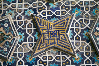 Çok renkli çini süsleme, Jameh Camii (Cuma camii) (Unesco Dünya Mirası Listesi, 2012), İsfahan (Esfahan), İran by Theodore Charles Ange Coquelin