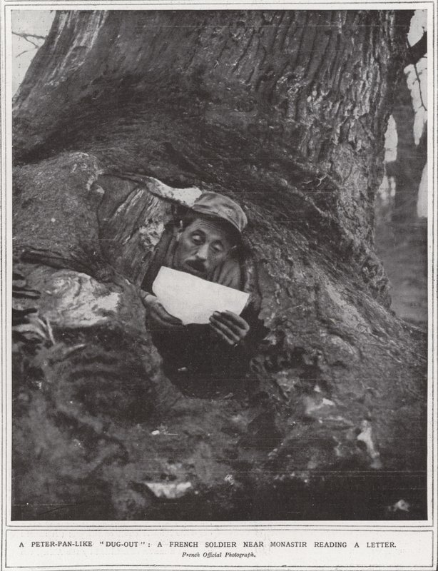 Peter-Pan benzeri bir "sığınak", Monastir yakınlarında bir mektup okuyan bir Fransız askeri (s/b fotoğraf) by (after) English photographer