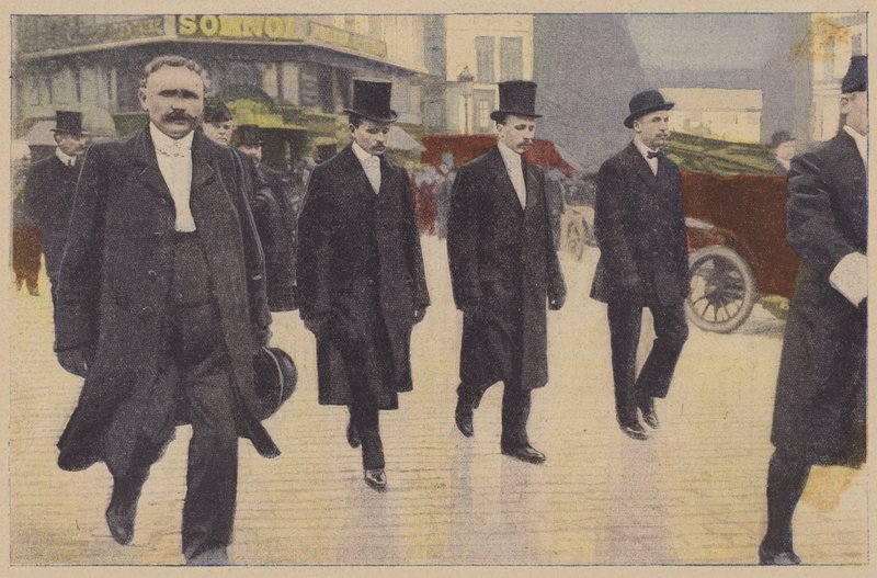 Perulu havacı Jorge Chavez'in cenazesi Alpler üzerinde ilk uçuşu yapmaya çalışırken öldürüldü (renkli fotoğraf) by (after) English photographer