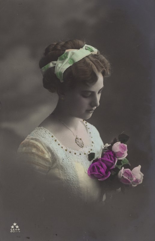 Gül demetine bakan kız (renkli fotoğraf) by (after) English photographer