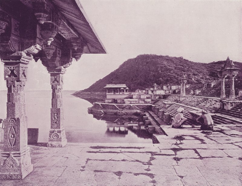 Mermer Ghat, Rainuggur, Oodeypore (s/b fotoğraf) by (after) English photographer