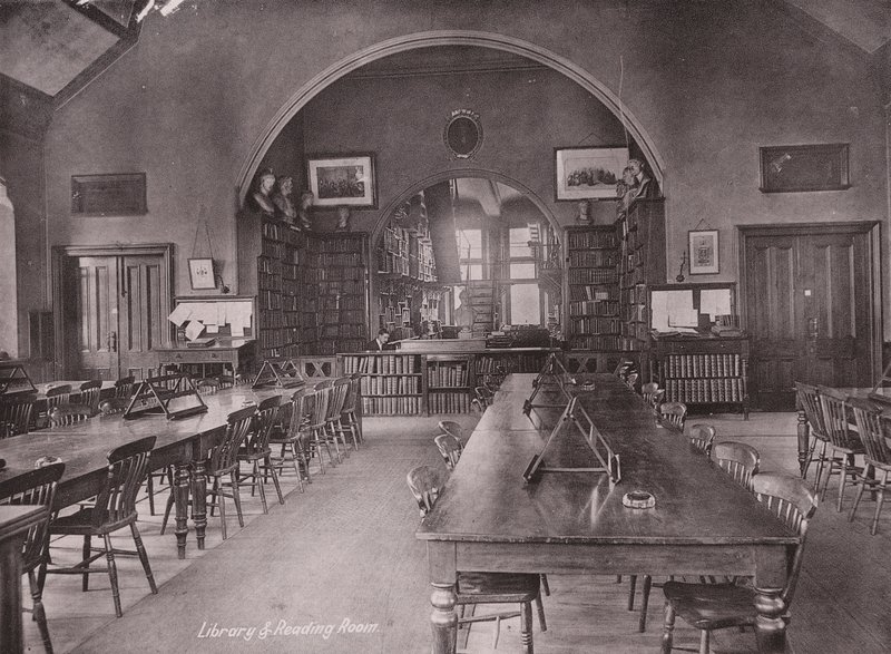 Owen#39;s College, Manchester: Kütüphane ve Okuma Odası (s/b fotoğraf) by (after) English photographer
