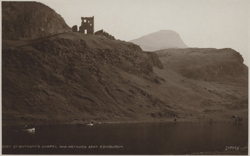 St Anthony Şapeli ve Arthur's Seat, Edinburgh (s/b fotoğraf) by (after) English photographer