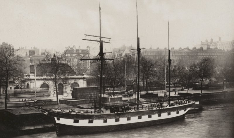 Dost Gemisi, Charing Cross İskelesi (s/b fotoğraf) by (after) English photographer