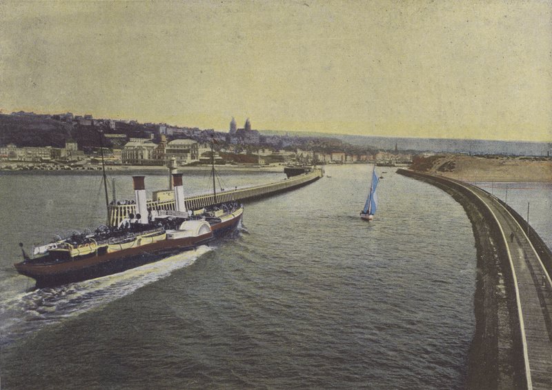 Boulogne-sur-Mer, Bir vapur girişi (renkli fotoğraf) by (after) French Photographer