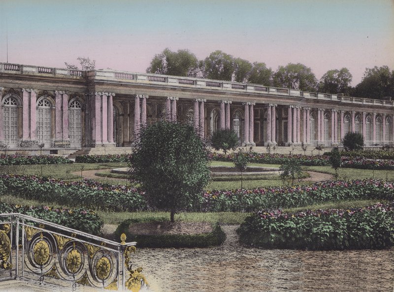 Grand Trianon, Cephe sur les Jardins, Great Trianon, Bahçelerin önden görünümü (renkli fotoğraf) by (after) French Photographer