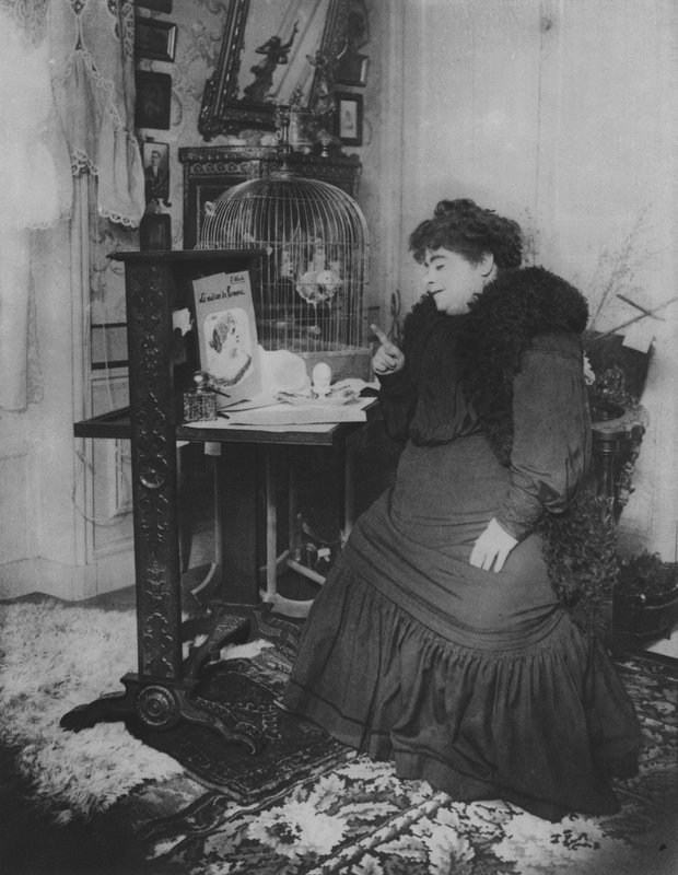 Jeanne Bloch ve Papağanı (s/b fotoğraf) by (after) French Photographer