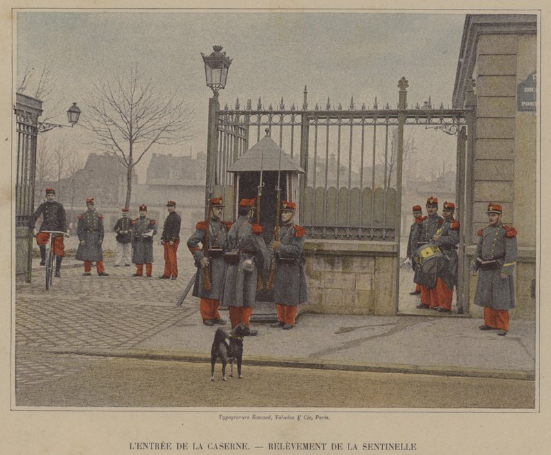 Kışla Girişi, Nöbetçiyi Yükseltmek (renkli fotoğraf) by (after) French Photographer