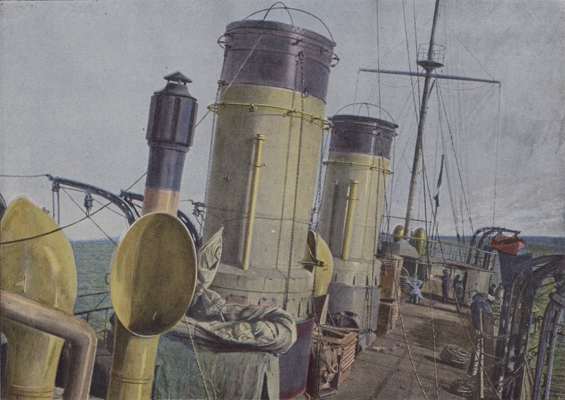 Bir zırhın üzerindeki rulo (renkli fotoğraf) by (after) French Photographer