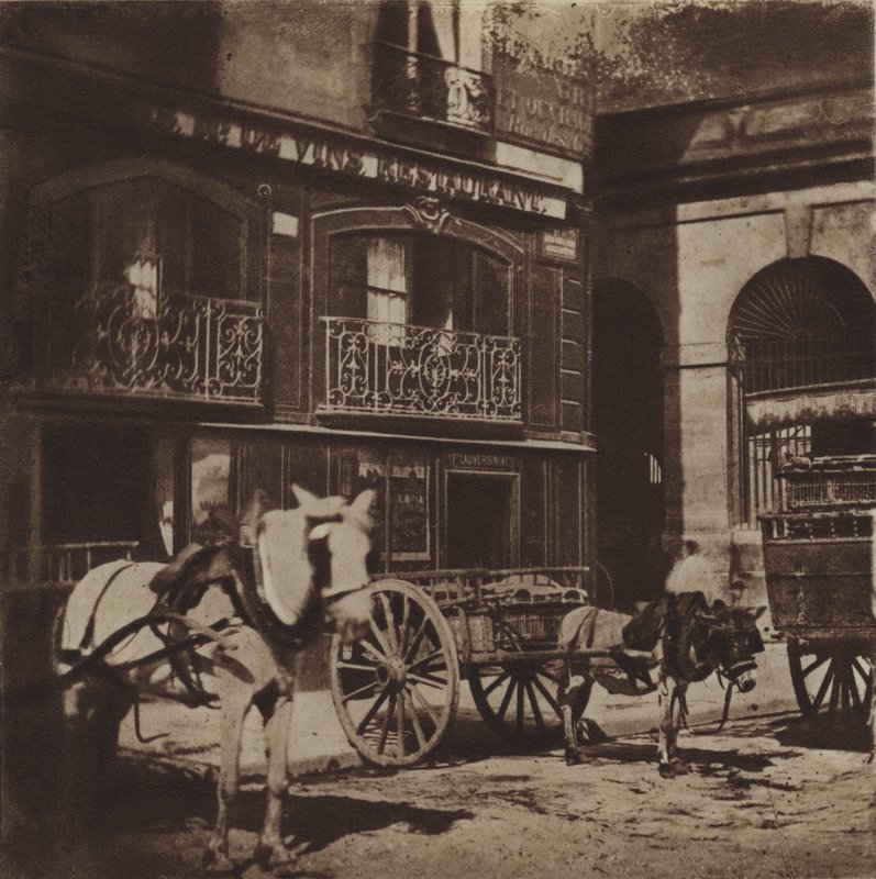 Laperouse restoranının girişi, Quai des Grands-Augustins (s/b fotoğraf) by (after) French Photographer