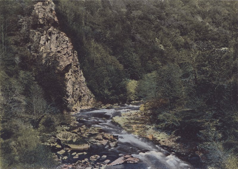 Siran ve Lamativie arasındaki Gorges de la Cere (renkli fotoğraf) by (after) French Photographer