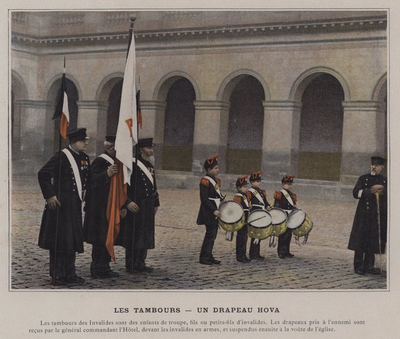 Davullar, Bir Hova Bayrağı (renkli fotoğraf) by (after) French Photographer