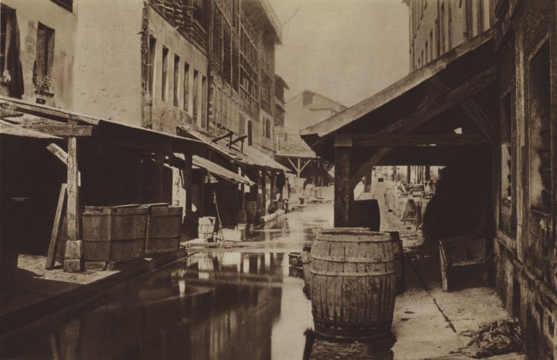 Bievre kıyısındaki tabakhaneler (s/b fotoğraf) by (after) French Photographer