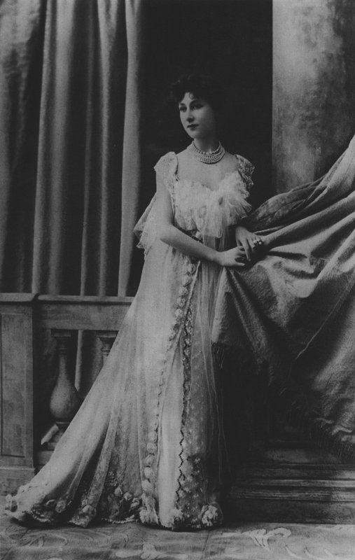 Liane de Pougy (s/b fotoğraf) by (after) French Photographer