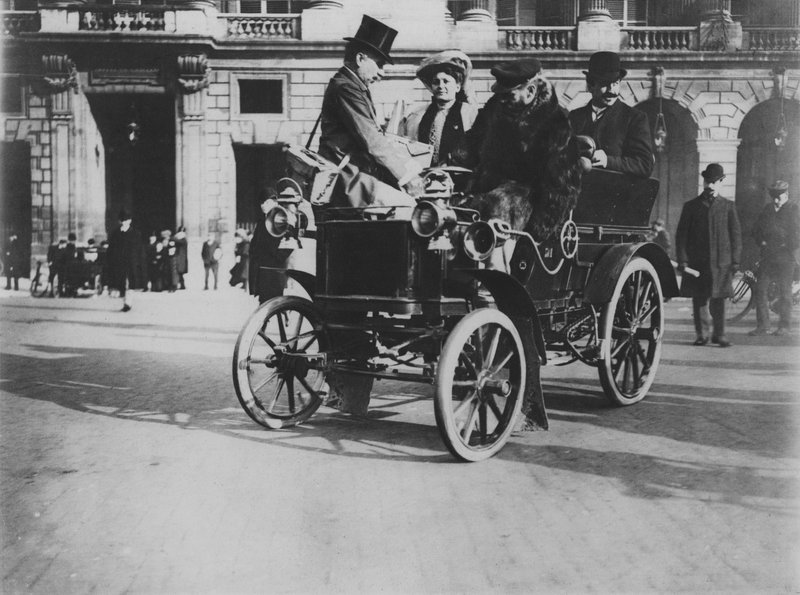 Max Richard 8 HP Arabasında (s/b fotoğraf) by (after) French Photographer