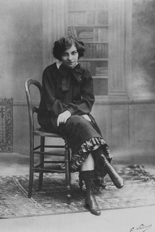 Bayan Polaire "Claudine" olarak (s/b fotoğraf) by (after) French Photographer