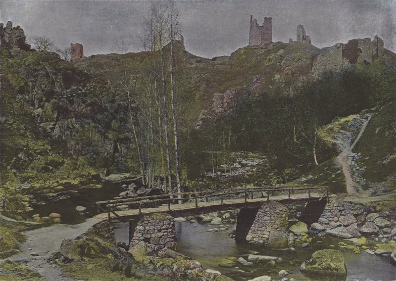 Ruines de Crozant (renkli fotoğraf) by (after) French Photographer