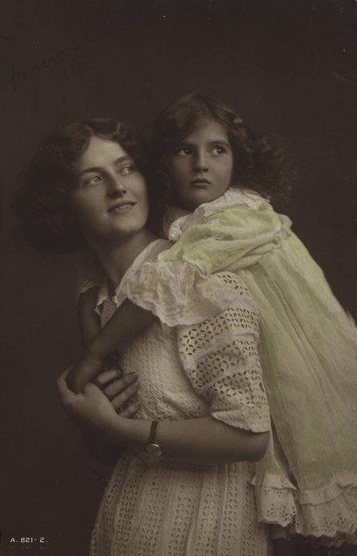Anne ve kızı by English Photographer