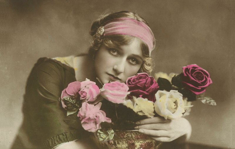 Çiçekli kadın (renkli fotoğraf) by English Photographer