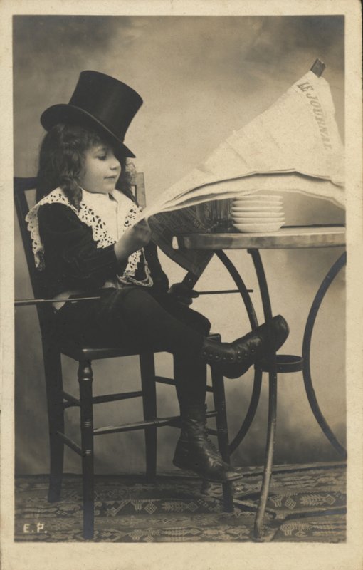 Çocuk gazete okuyor by French Photographer