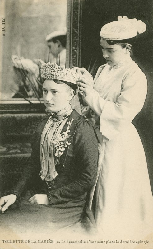 Duvakını deneyen gelin by French Photographer