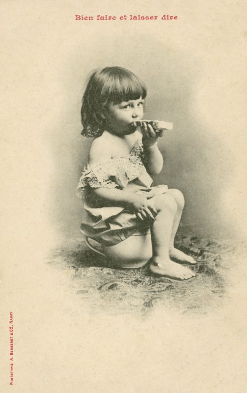 Bir dilim ekmek yiyen çocuk by French Photographer