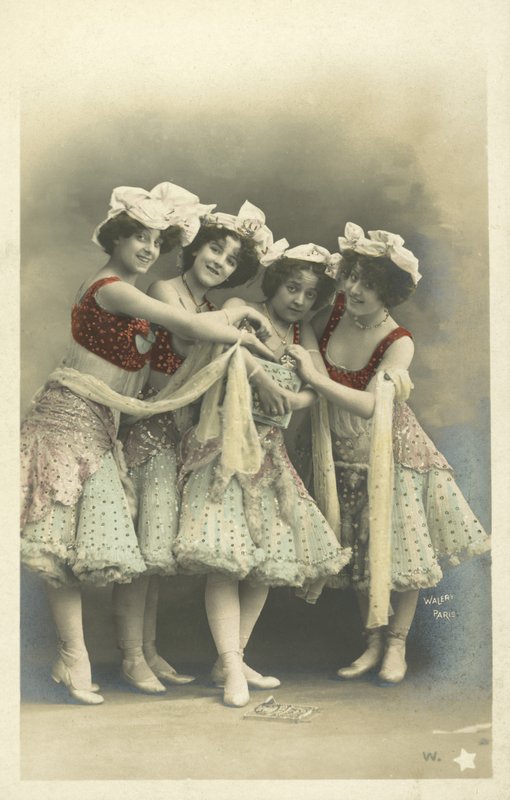 kostümlü dansçılar by French Photographer