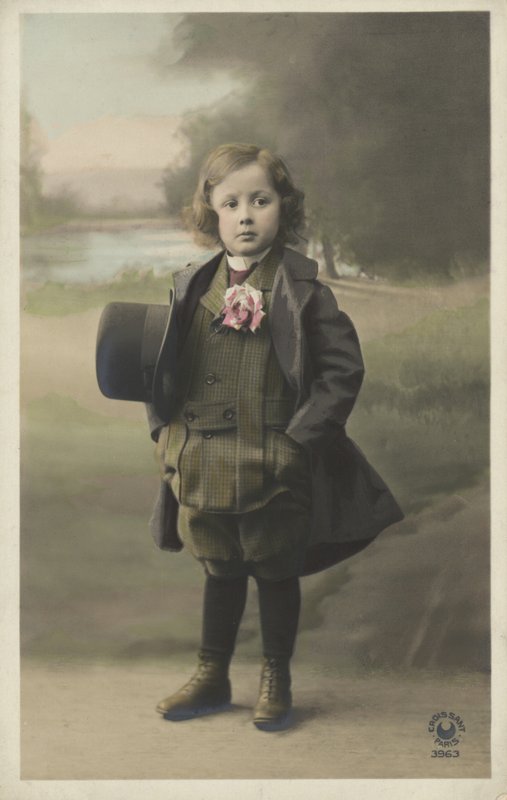 Resmi giyimli çocuk by French Photographer