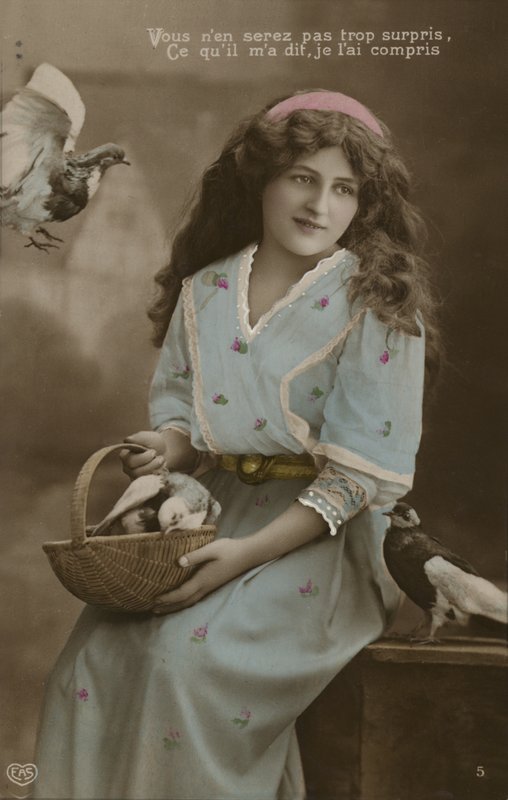Güvercinleri besleyen kız by French Photographer