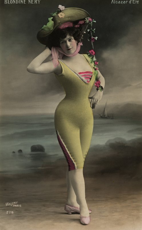 Geniş kenarlı şapkalı kız by French Photographer