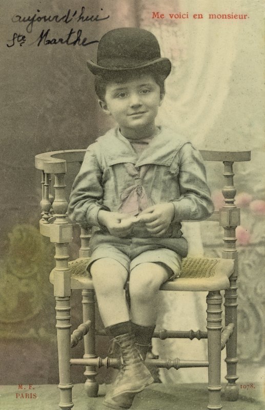 Melon şapkalı küçük çocuk by French Photographer