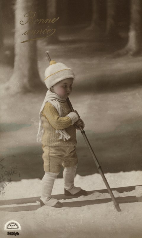 Küçük çocuk kayaklar üzerinde by French Photographer