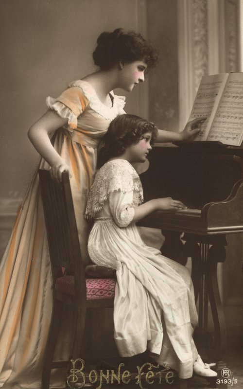 Anne ve kızı bir piyano by French Photographer