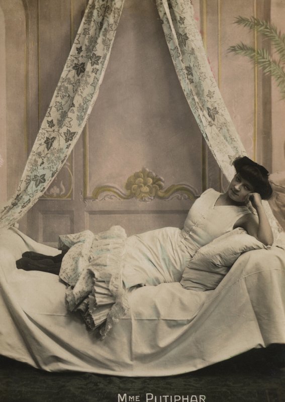 uzanmış kız by French Photographer