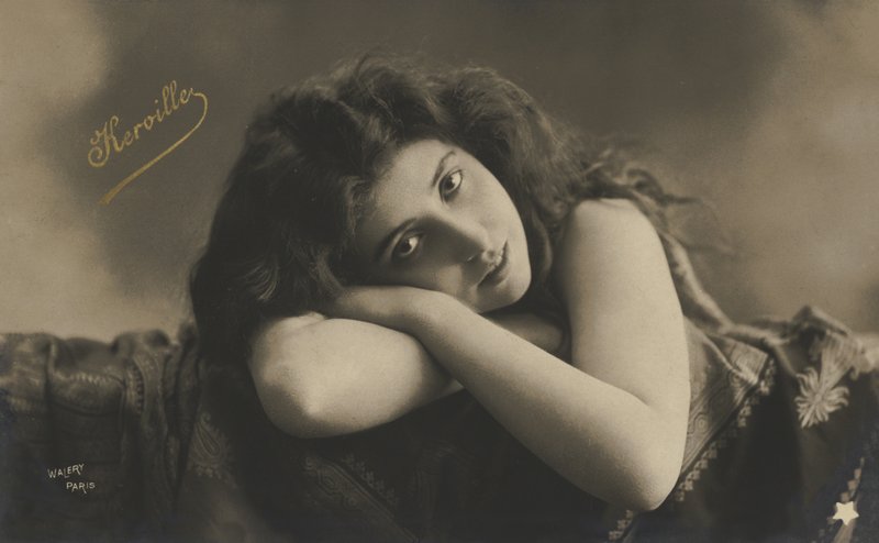 uzanmış kız by French Photographer