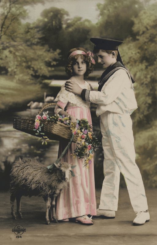 kostümlü iki çocuk by French Photographer