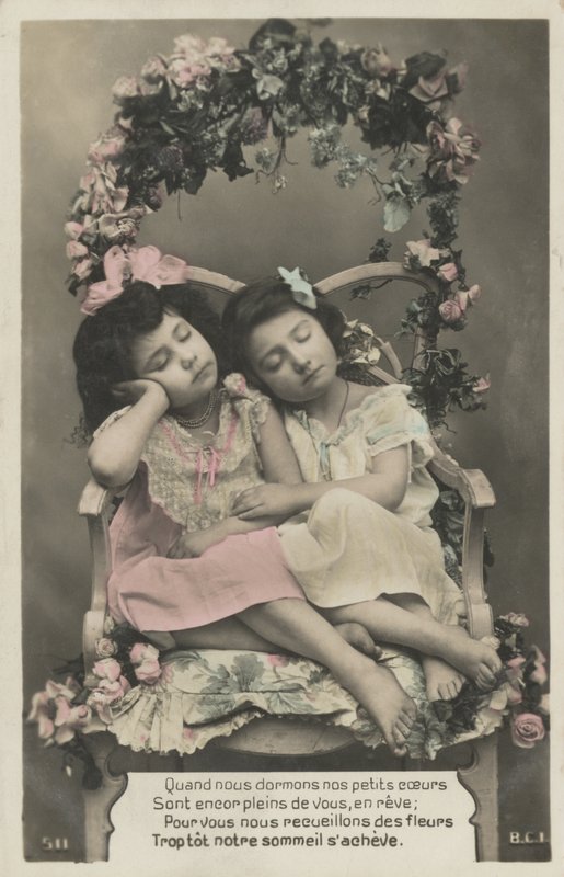 uyuyan iki kız by French Photographer