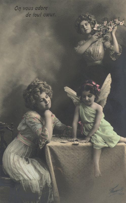 Peri gibi giyinmiş küçük bir kızı olan kadın by French Photographer
