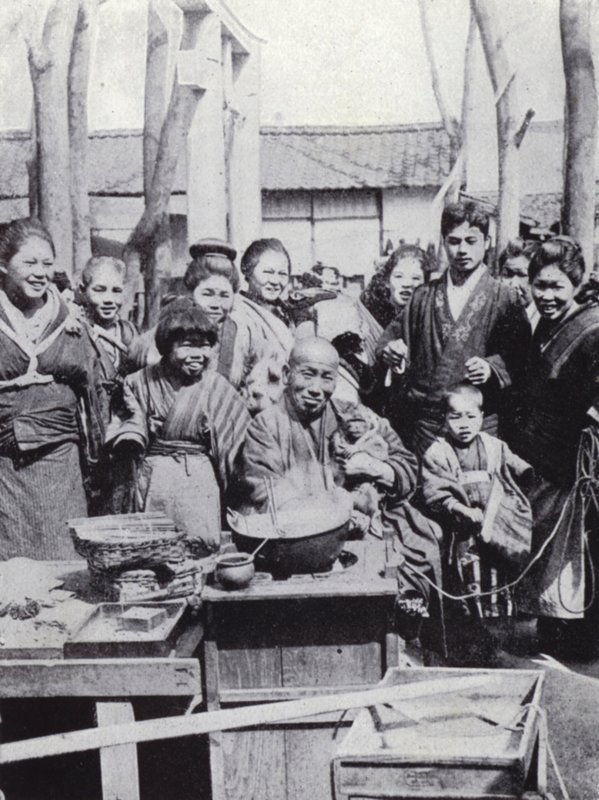 Kalabalığı eğlendiren bir sokak sanatçısı (s/b fotoğraf) by American Photographer (after)