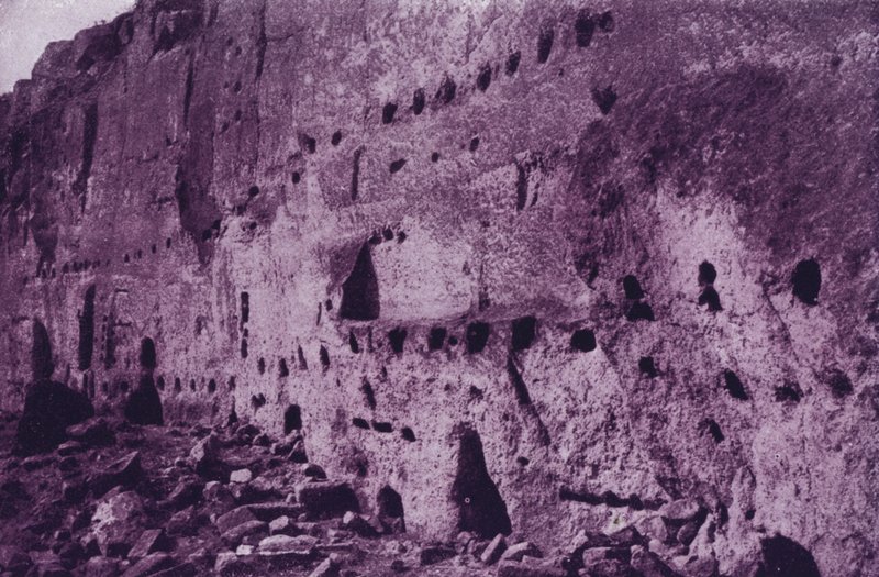 Espanola yakınlarındaki uçurum sakinlerinin terk edilmiş mağara yerleşimleri (s/b fotoğraf) by American Photographer (after)