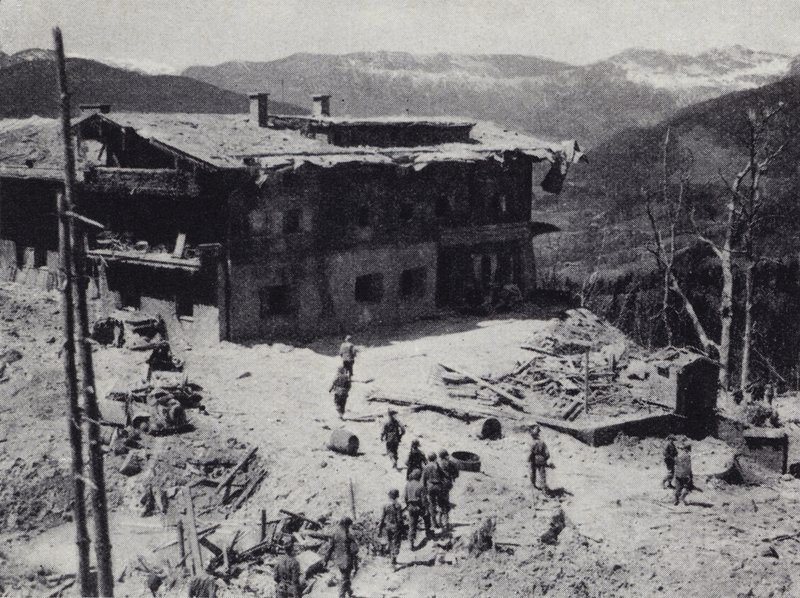Amerikan ve Fransız birlikleri, Nazi lideri Adolf Hitler'in Bavyera Alpleri'ndeki Berchtesgaden'deki geri çekilme yerinin kalıntılarını inceliyor, İkinci Dünya Savaşı, Mayıs 1945 (s/b fotoğraf) by American Photographer (after)